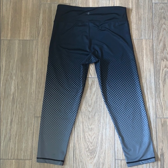 Black and gray workout 3/4 capris pants - Picture 2 of 4